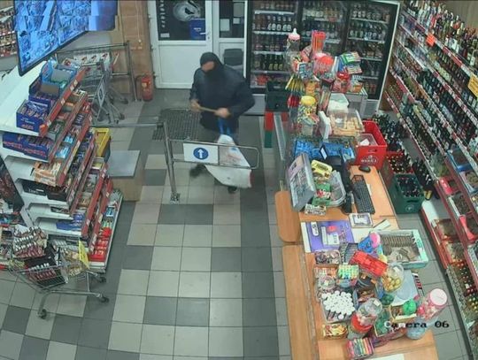 Nieudany napad na sklep. W trakcie ucieczki sprawca zgubił spodnie i buty, za to cały czas miał kominiarkę