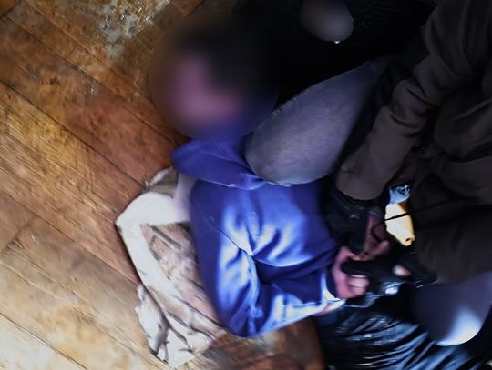 Nieudany skok przez okno i kryjówka pod łóżkiem. Policjanci zatrzymali poszukiwanego oszusta