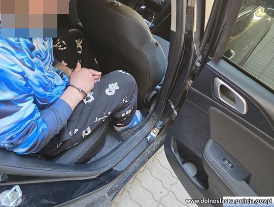 Niewinna kolizja pogrążyła 43-latka. Prowadził po alkoholu i narkotykach, a to dopiero początek