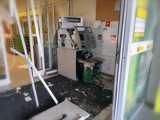 Nieznani sprawcy wysadzili bankomat w Biedronce i zgarnęli kasę [ZDJĘCIA]