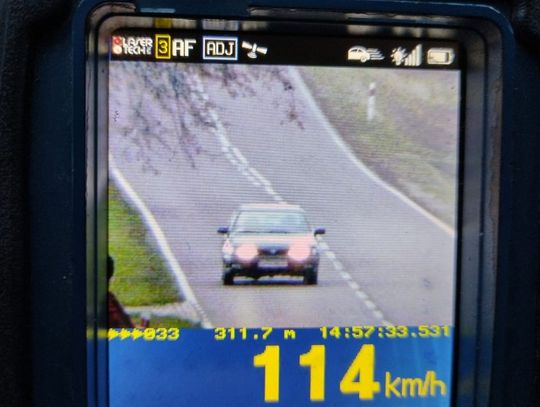 Nissan pędził przez wieś z prędkością 114 km/h. Za kierownicą siedział 87-letni mężczyzna