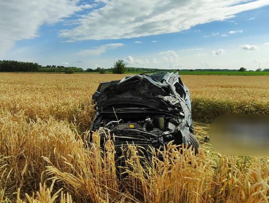 Nissan z czterema młodymi osobami dachował w polu. Zginęli dwaj 18-latkowie, dwie osoby ciężko ranne