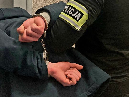 Nocna jazda na autostradzie zakończona za kratami. 42-latek miał ponad 3 promile i był poszukiwany