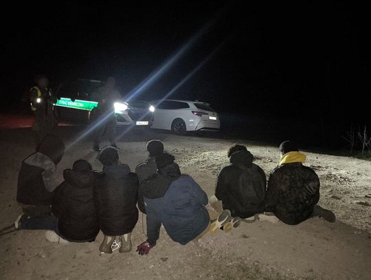 Nocna obława strażników granicznych i żołnierzy WOT. Kurier z Gruzji czekał na migrantów w lesie