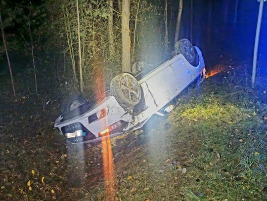 Nocna przejażdżka zakończona dachowaniem w rowie. 30-letni kierowca był pijany