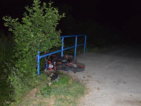 Nocna tragedia na drodze. 26-letni motocyklista zginął po uderzeniu w bariery
