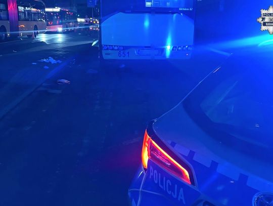 Nocna tragedia na przejściu dla pieszych. Autobus miejski potrącił prawidłowo idącego mężczyznę