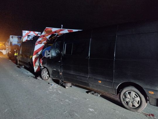 Nocne zderzenie busa z pojazdem służby drogowej na S17. Trzy pasażerki trafiły do szpitala