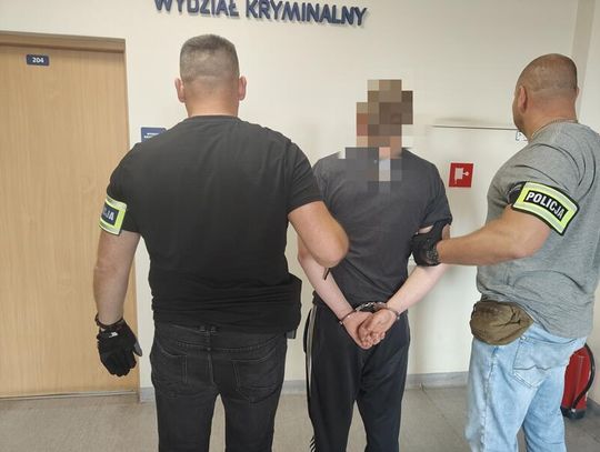 Nocny napad na stację paliw. Dwaj mężczyźni sterroryzowali pracownicę bronią