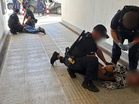 Nocny pościg za volkswagenem. Kierowca na zakazie, pasażer miał przy sobie narkotyki