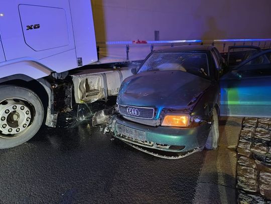 Nocny rajd 17-latki zakończony kraksą. Rozbiła Audi o ciężarówkę, ze zbiornika wyciekło morze paliwa