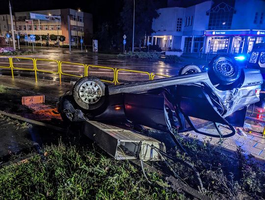 Nocny rajd BMW zakończył się dachowaniem w centrum miasta. 18-latek pijany i bez uprawnień