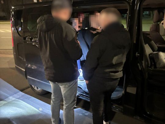 Nocny rajd Mercedesem zakończony w areszcie. Pół kilograma narkotyków u młodych dilerów