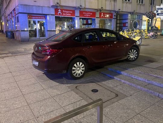 Nocny rajd po Rynku zakończył się na schodach. Kobieta za kierownicą miała ponad 1,5 promila