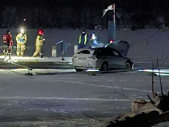 Nocny rajd po zamarzniętym jeziorze. Pijany kierowca rozbił auto o pomost do cumowania łodzi