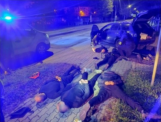 Nocny rajd pseudokibiców przerwany. Planowali demolkę i ustawkę, trafili na policję. ZDJĘCIA