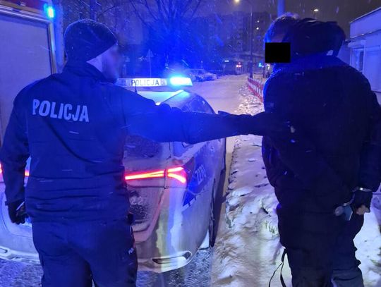 Nocny włamywacz wpadł na gorącym uczynku. Chował się przed policją za ladą sklepową
