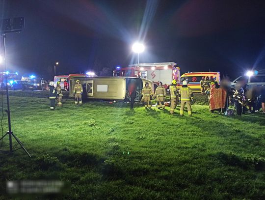 Nocny wypadek minibusa z 16 osobami. Sześć kobiet zostało rannych, lądował śmigłowiec LPR
