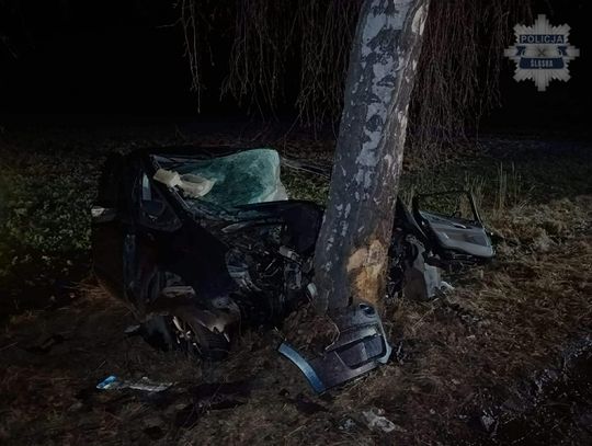 Nocny wypadek ze skutkiem śmiertelnym. 21-letni kierowca zginął po uderzeniu w drzewo Nocny wypadek ze skutkiem śmiertelnym. 21-letni kierowca zginął po uderzeniu w drzewo