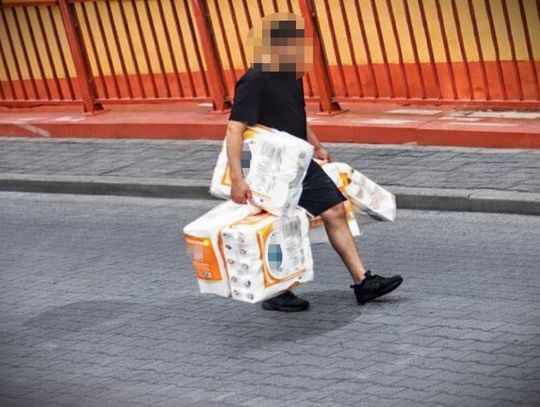 Nocny złodziej ukradł spod sklepu 1800 rolek papieru toaletowego. Grozi mu za to 5 lat więzienia