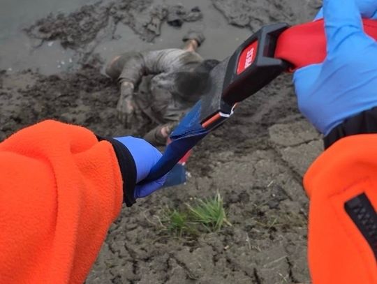 Nocy powrót z baru mógł skończyć się tragicznie. Pijany 26-latek utknął w błocie