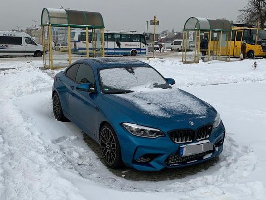 Nowe BMW przez kilka dni stało na dworcu autobusowym, w końcu zainteresowali się nim policjanci