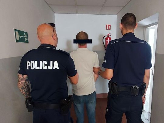 O 4 rano zaatakował 21-latkę na ulicy. Wyrwał jej telefon z ręki, po czym odepchnął kobietę i uciekł