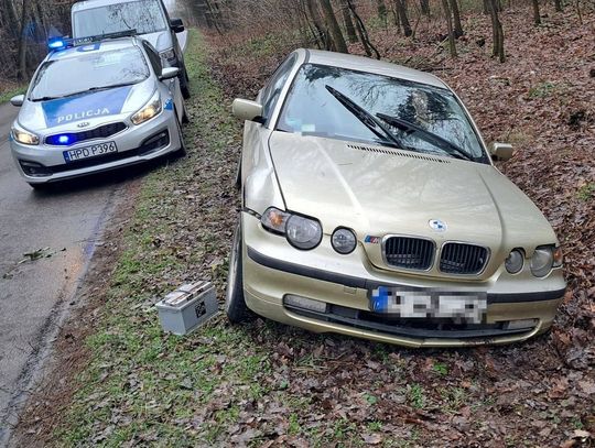 O 6 rano wracał pijany z dyskoteki. Zasnął za kierownicą BMW i obudził się w rowie