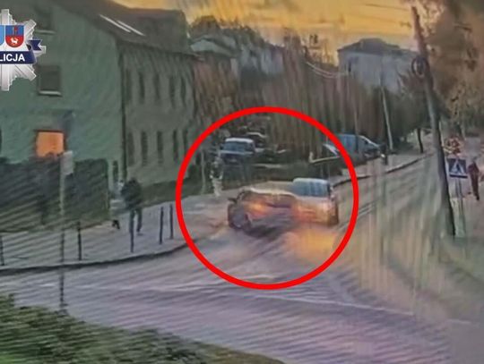 O centymetry minął dziecko na hulajnodze. Opel przebił ogrodzenie i spadł z wiaduktu