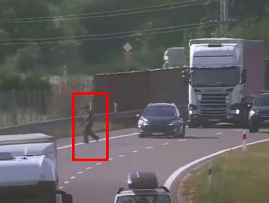 O krok od tragedii na ekspresówce. Pieszy chodził między rozpędzonymi samochodami