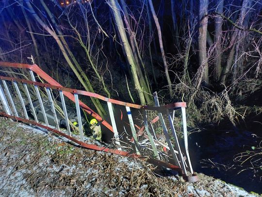 O krok od tragedii na moście. Samochód przebił bariery i spadł w przepaść