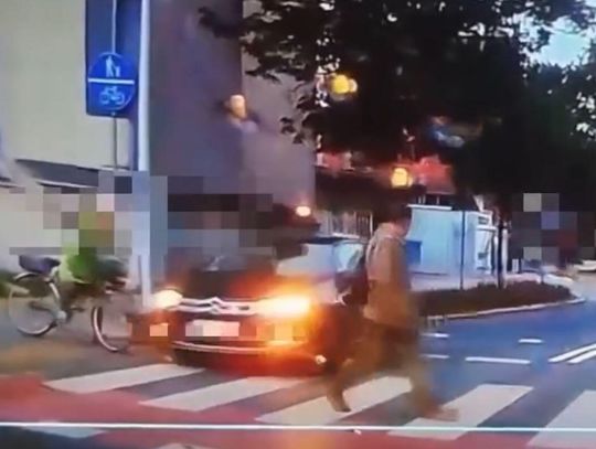 O krok od tragedii na przejściu dla pieszych. Młody kierowca prawie potrącił dwie osoby