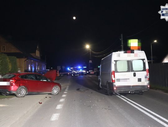 O krok od tragedii na przystanku. 22-latek bez uprawnień wjechał Fordem w grupę osób O krok od tragedii na przystanku. 22-latek bez uprawnień wjechał Fordem w grupę osób