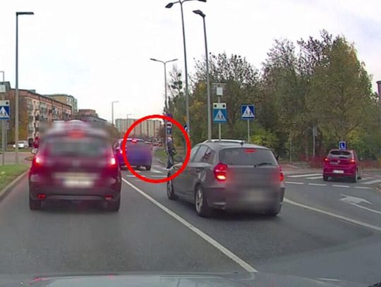 O krok od tragedii. Prawie potrącił dziewczynę na przejściu dla pieszych