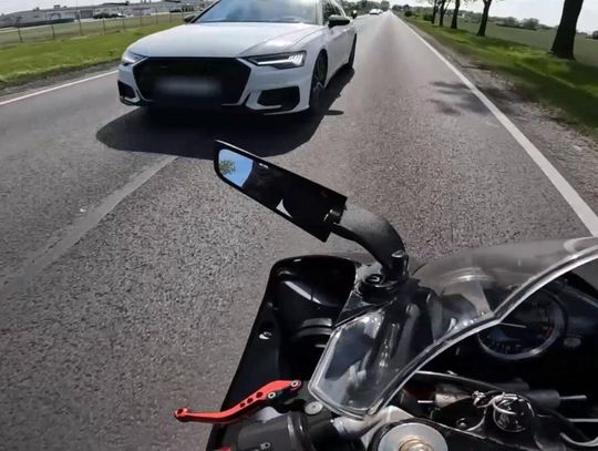 O włos od czołówki. Kierowca audi wyprzedzał na trzeciego. WIDEO z kamerki na kasku motocyklisty