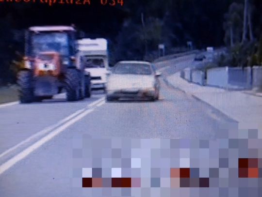 O włos od czołówki z radiowozem. Policjanci zatrzymali prawo jazdy kierowcy Hondy [WIDEO]