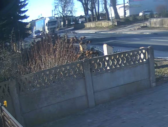 O włos od tragedii na przejściu. Mężczyzna musiał uciekać przed ciężarówką