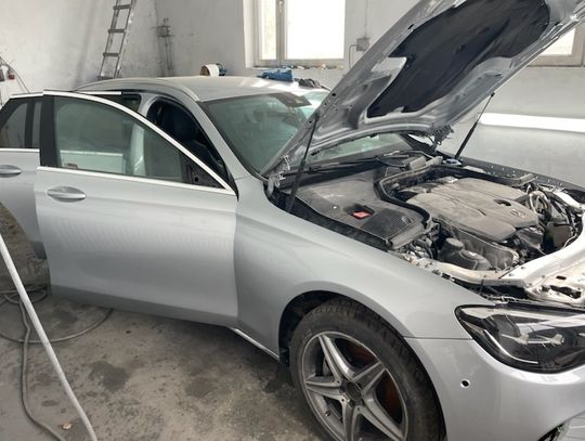 Obcokrajowcy kradli luksusowe auta i sprowadzali je do Polski. Rozbity gang złodziei samochodów