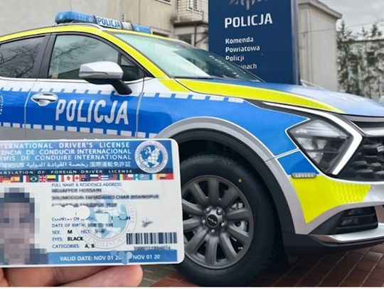 Obcokrajowiec pokazał policjantom fałszywe prawo jazdy. Kupił je w internecie za 400 złotych