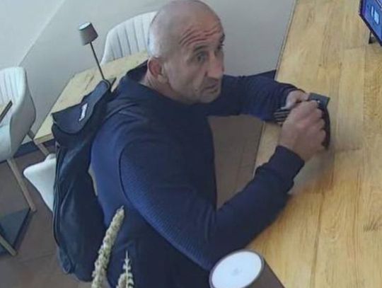 Oblał drzwi do restauracji cuchnącą substancją. Policja publikuje wizerunek sprawcy i prosi o pomoc