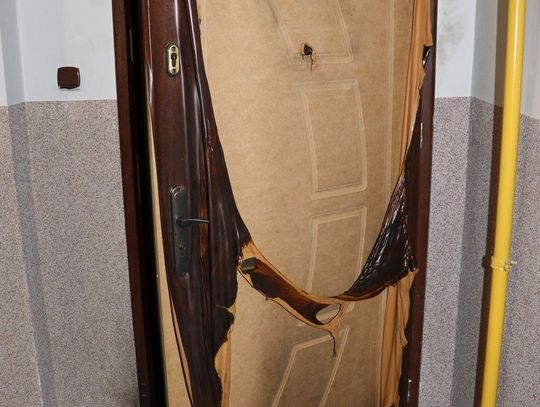 Oblali drzwi do mieszkania łatwopalną substancją i podłożyli ogień. W środku były trzy osoby