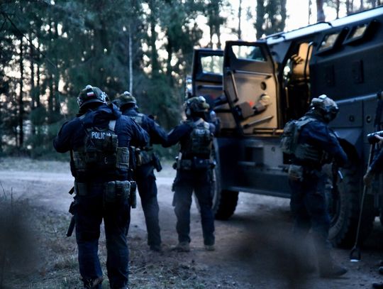Obława na handlarzy bronią. Antyterroryści weszli w jednym czasie pod wiele adresów [WIDEO]