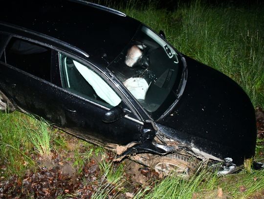 Pijana para wracała z imprezy. Auto rozbiło się w rowie, kobieta trafiła do szpitala