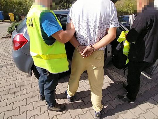 Obrażał Ukraińców w autobusie. Gdy kobieta zwróciła mu uwagę, uderzył ją głową w twarz