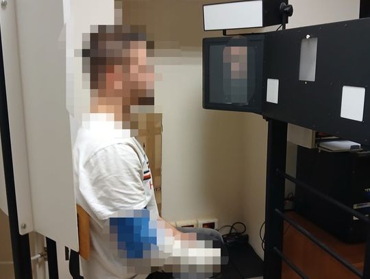 Obrzydliwe zachowanie wandala. Zrobił demolkę na ulicy i wysmarował odchodami sklep i paczkomat Obrzydliwe zachowanie wandala. Zrobił demolkę na ulicy i wysmarował odchodami sklep i paczkomat