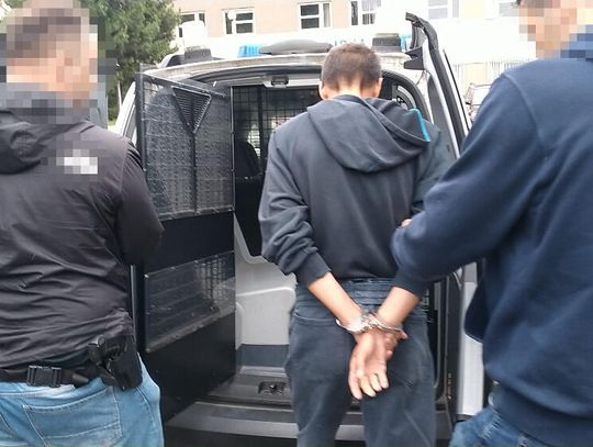 Obserwował kobiety w autobusach, nagle je napadał i zrywał biżuterię. 45-letni złodziej zatrzymany