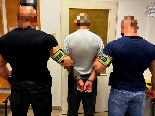 Obserwował mężczyznę w lombardzie, a gdy wyszedł, zagroził 21-latkowi nożem i ukradł mu pieniądze