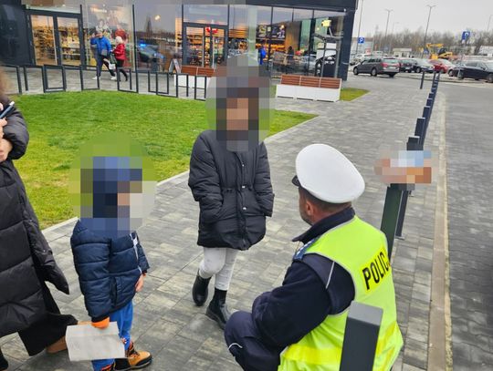 Obudziła się, a jej dzieci nie było w domu. 8-latka poszła z 3-letnim bratem do galerii handlowej