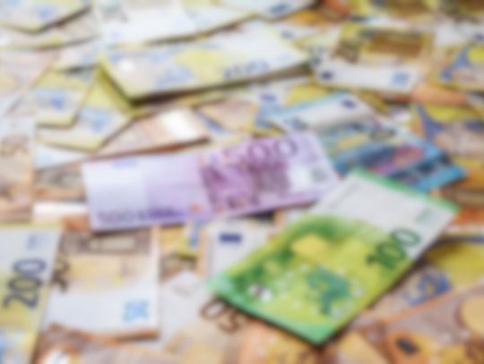 Obwieszony złotem mężczyzna chciał wymienić euro na złotówki. Senior zgodził się i został oszukany