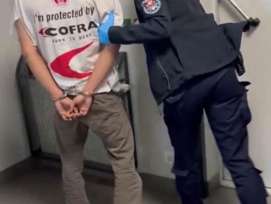 Obywatel Indonezji był przekonany, że o świcie nie spotka policji. Nie miał prawka i wiózł za dużo pasażerów